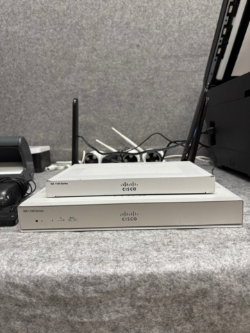 1368289-9 Samling med kassa- och elektronikkomponenter