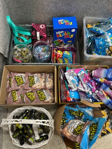 1368287-3 Parti med godis, halstabletter, snacks m.m