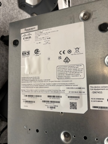 1368289-11 Samling med kassa- och elektronikkomponenter