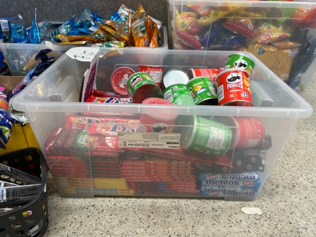 1368287-6 Parti med godis, halstabletter, snacks m.m