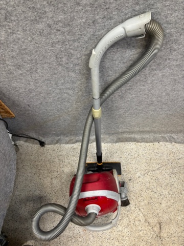 1368289-13 Samling med kassa- och elektronikkomponenter