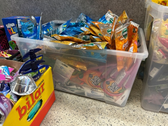 1368287-8 Parti med godis, halstabletter, snacks m.m