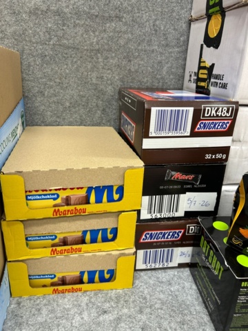 1368287-11 Parti med godis, halstabletter, snacks m.m