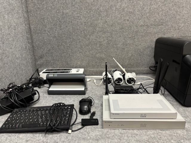 1368289-14 Samling med kassa- och elektronikkomponenter