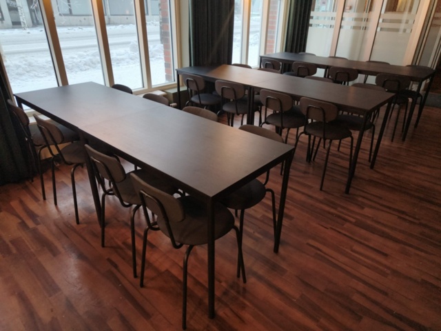 1401294-4 Nine tables with matching chairs