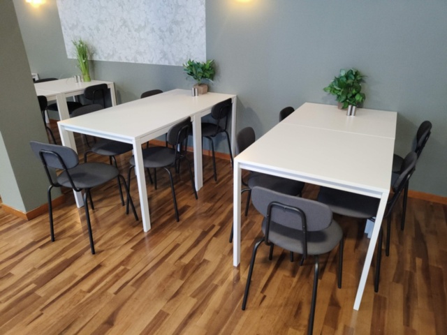 1401296-2 Tables and chairs for the restaurant