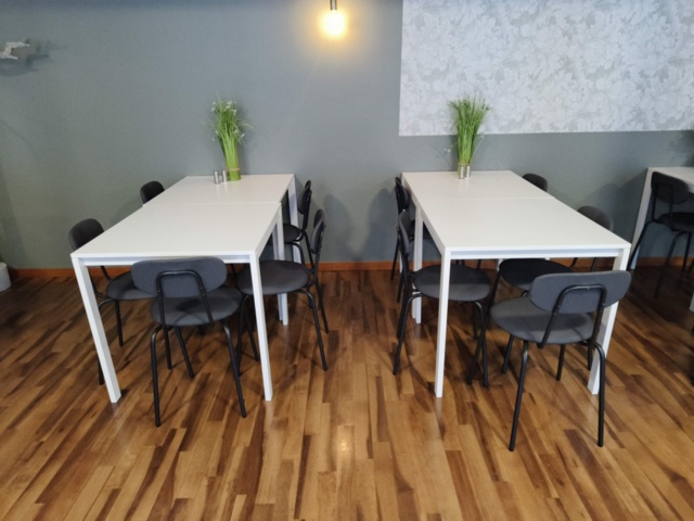 1401296-3 Tables and chairs for the restaurant