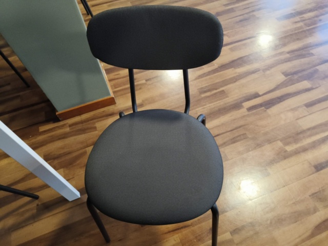 1401296-7 Tables and chairs for the restaurant