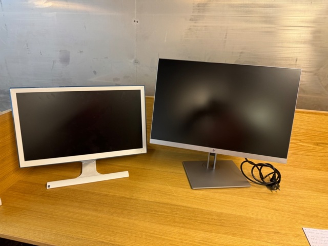 1405491-1 2 st datorskärmar