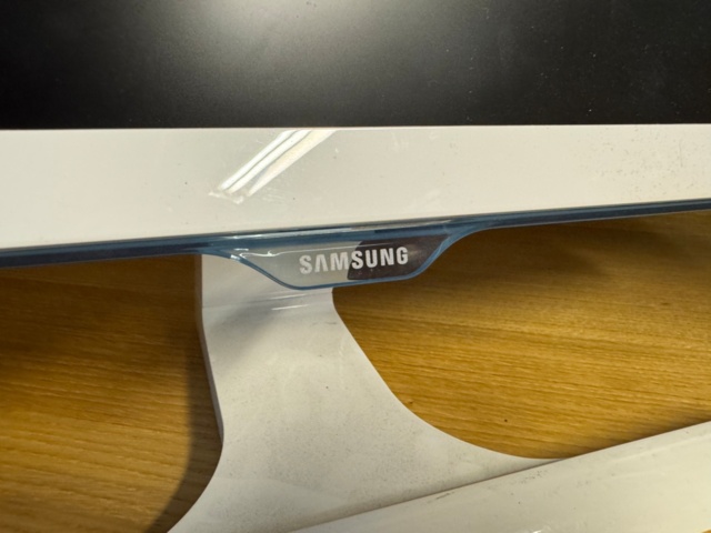 1405491-3 2 st datorskärmar