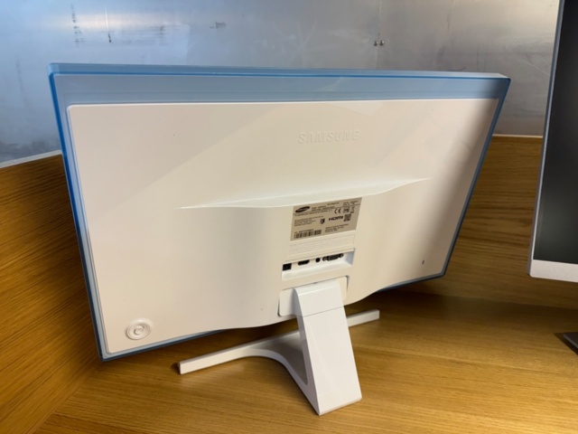 1405491-4 2 st datorskärmar