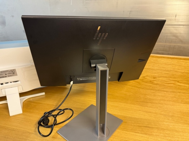 1405491-9 2 st datorskärmar