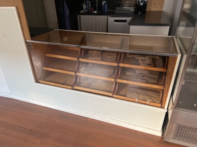 1431729-1 Merchant's counter with glass top