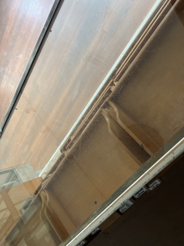 1431729-4 Merchant's counter with glass top