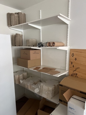 1431731-1 Tables, shelves and supplies