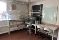 1431738 Samling med möbler och utrustning - bord, stolar, förbrukningsmaterial m.m.