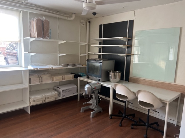 1431738-1 Samling med möbler och utrustning - bord, stolar, förbrukningsmaterial m.m.