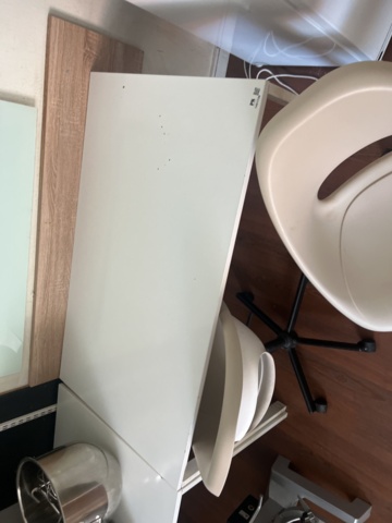 1431738-3 Samling med möbler och utrustning - bord, stolar, förbrukningsmaterial m.m.