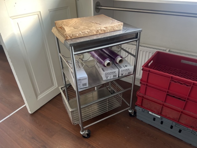 1431738-4 Samling med möbler och utrustning - bord, stolar, förbrukningsmaterial m.m.