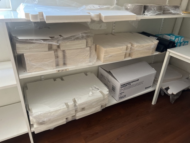 1431738-5 Samling med möbler och utrustning - bord, stolar, förbrukningsmaterial m.m.