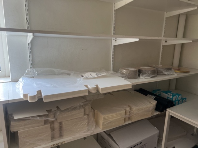 1431738-6 Samling med möbler och utrustning - bord, stolar, förbrukningsmaterial m.m.