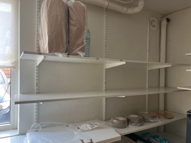 1431738-7 Samling med möbler och utrustning - bord, stolar, förbrukningsmaterial m.m.