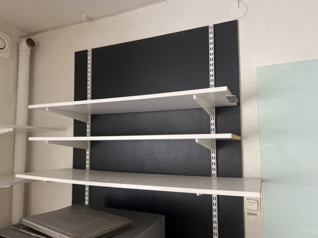 1431738-8 Samling med möbler och utrustning - bord, stolar, förbrukningsmaterial m.m.