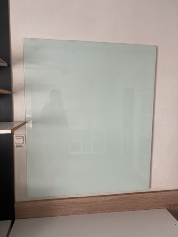 1431738-9 Samling med möbler och utrustning - bord, stolar, förbrukningsmaterial m.m.