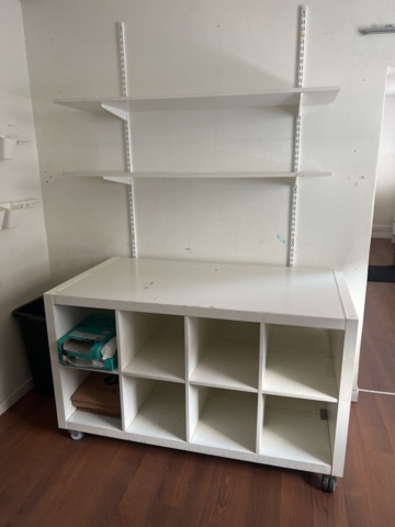 1431738-10 Samling med möbler och utrustning - bord, stolar, förbrukningsmaterial m.m.