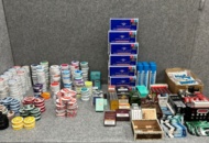 1368290 Samling med snus, rökningstillbehör och tobakspapper Försäljningen omfattas av lag (2018:2088)