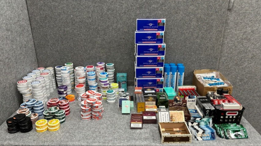 1368290-1 Samling med snus, rökningstillbehör och tobakspapper Försäljningen omfattas av lag (2018:2088)