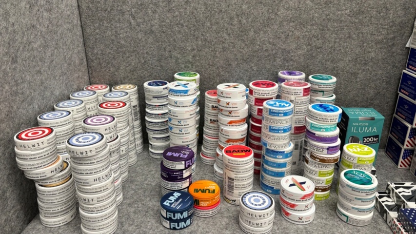 1368290-3 Samling med snus, rökningstillbehör och tobakspapper Försäljningen omfattas av lag (2018:2088)