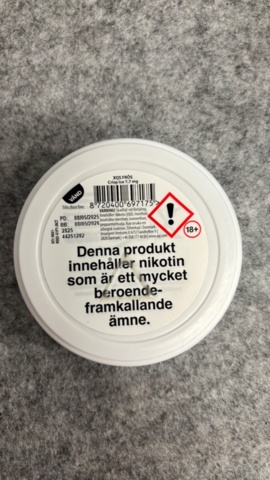 1368290-5 Samling med snus, rökningstillbehör och tobakspapper Försäljningen omfattas av lag (2018:2088)