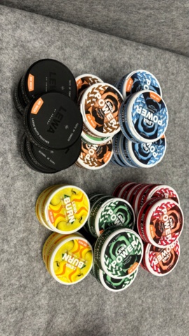 1368290-6 Samling med snus, rökningstillbehör och tobakspapper Försäljningen omfattas av lag (2018:2088)