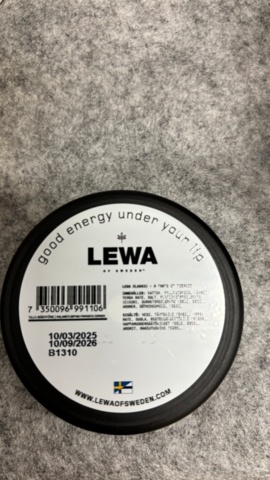 1368290-7 Samling med snus, rökningstillbehör och tobakspapper Försäljningen omfattas av lag (2018:2088)