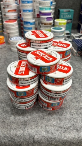 1368290-8 Samling med snus, rökningstillbehör och tobakspapper Försäljningen omfattas av lag (2018:2088)