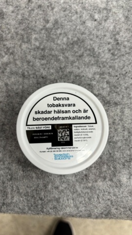 1368290-9 Samling med snus, rökningstillbehör och tobakspapper Försäljningen omfattas av lag (2018:2088)