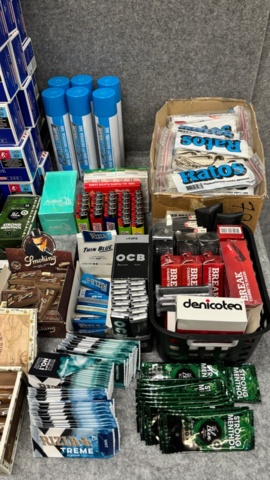 1368290-10 Samling med snus, rökningstillbehör och tobakspapper Försäljningen omfattas av lag (2018:2088)