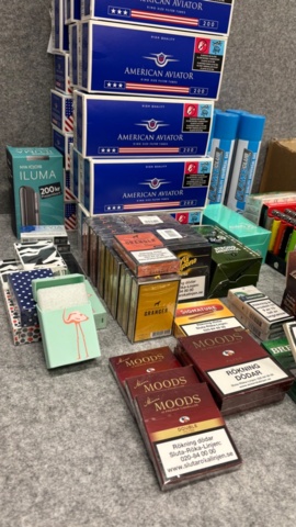 1368290-13 Samling med snus, rökningstillbehör och tobakspapper Försäljningen omfattas av lag (2018:2088)