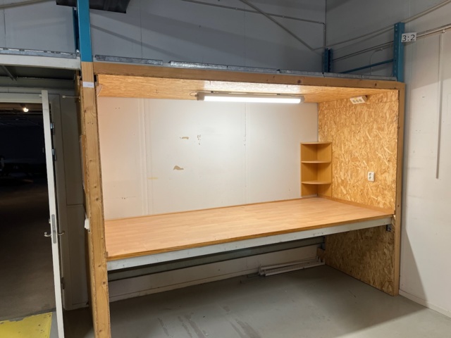 1197532-4 Pallet racking with workstation