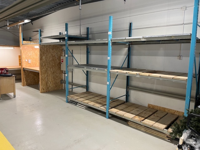 1197533-3 Pallet racking with workstation