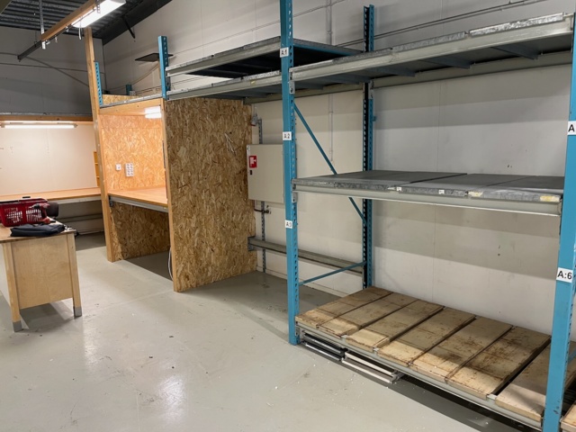 1197533-6 Pallet racking with workstation