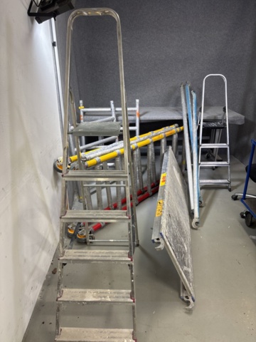 1443823-1 2 ladders, mobile scaffolding Krause