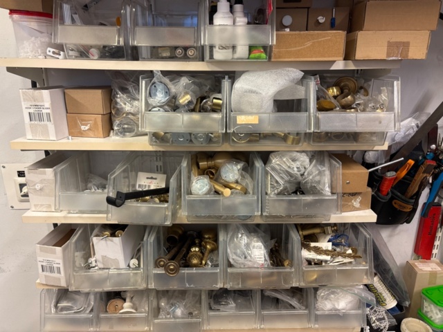 1411001-5 Arbetsbänk med blandade verktyg och utrustning