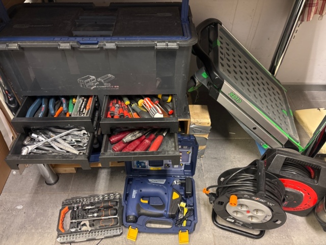 1411001-2 Arbetsbänk med blandade verktyg och utrustning