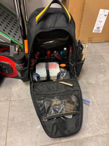 1411001-3 Arbetsbänk med blandade verktyg och utrustning