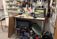 1411001 Arbetsbänk med blandade verktyg och utrustning