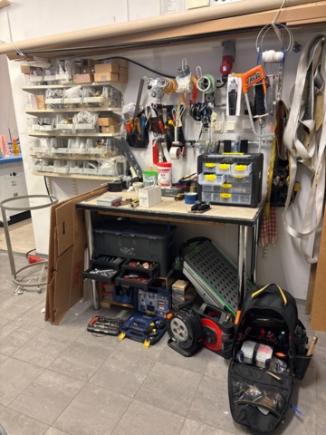 1411001-1 Arbetsbänk med blandade verktyg och utrustning