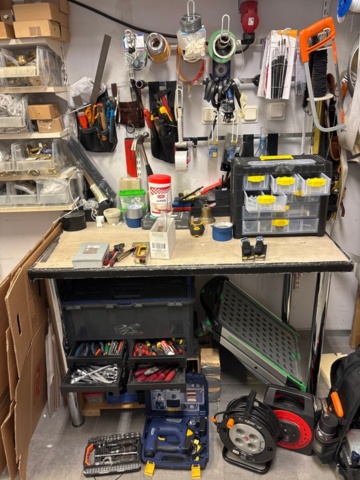 1411001-4 Arbetsbänk med blandade verktyg och utrustning