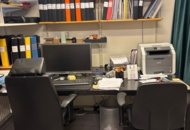 1411002 Kontorsmöbler och utrustning bl.a. skrivbord, stolar, hyllor och elektronik